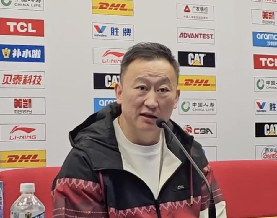 刘维伟：球队内线太缺人米奇一直在坚持，我确实没什么好办法